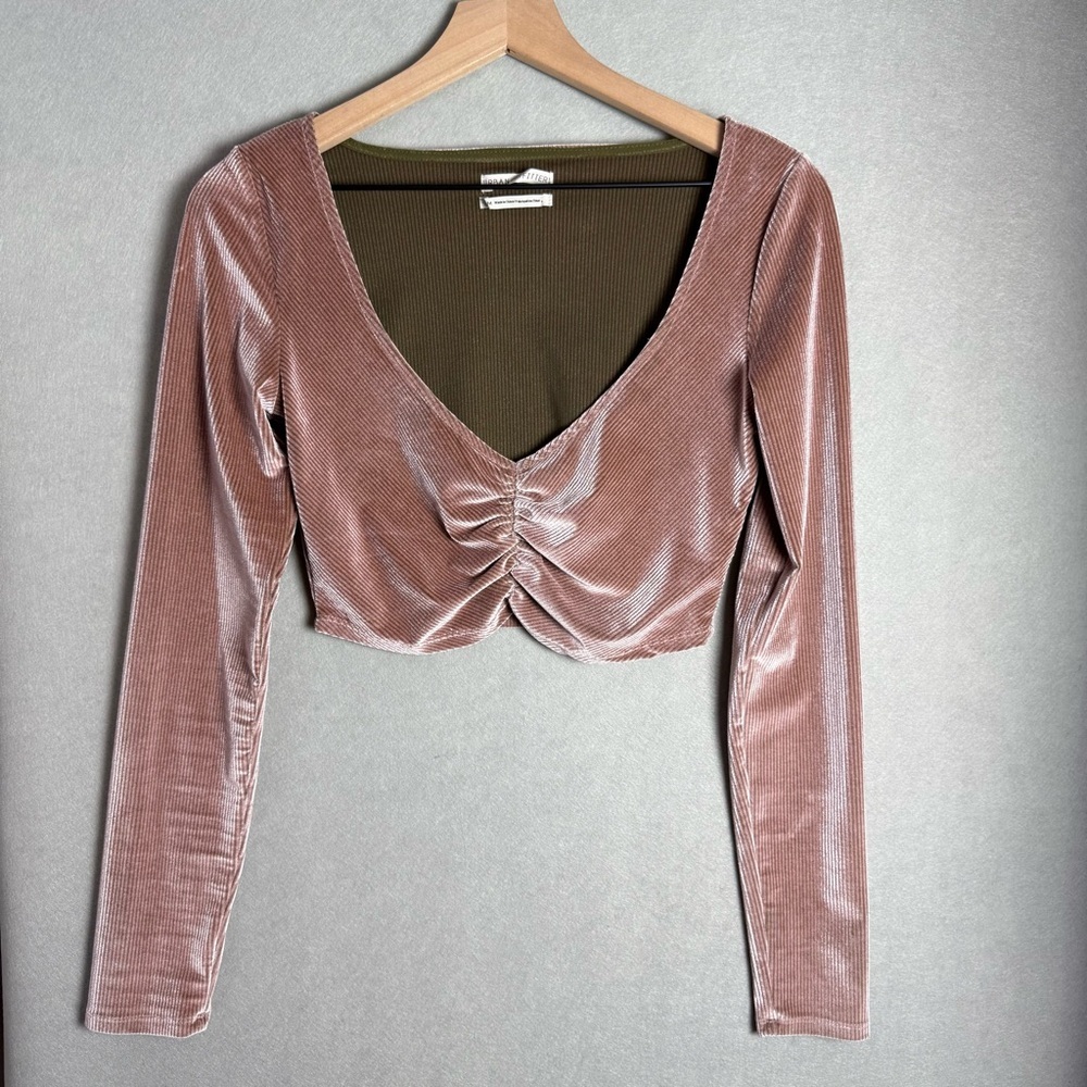 Urban‎ Outfitters Women’s Velvet Long Sleeve Crop Top Pink Size M